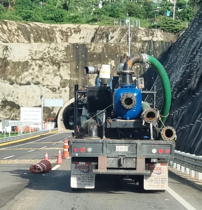 Personal de la CAPASEG, se traslada a la ciudad de Tixtla para realizar trabajos de limpieza y desazolve con un camión plataforma equipado con grúa HIAB